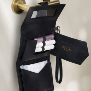 Tampons opbergtasje hangt aan een wc-deurklink. Met behulp van een antislip lus wordt de menstruatie tas om de deurklink geschoven
